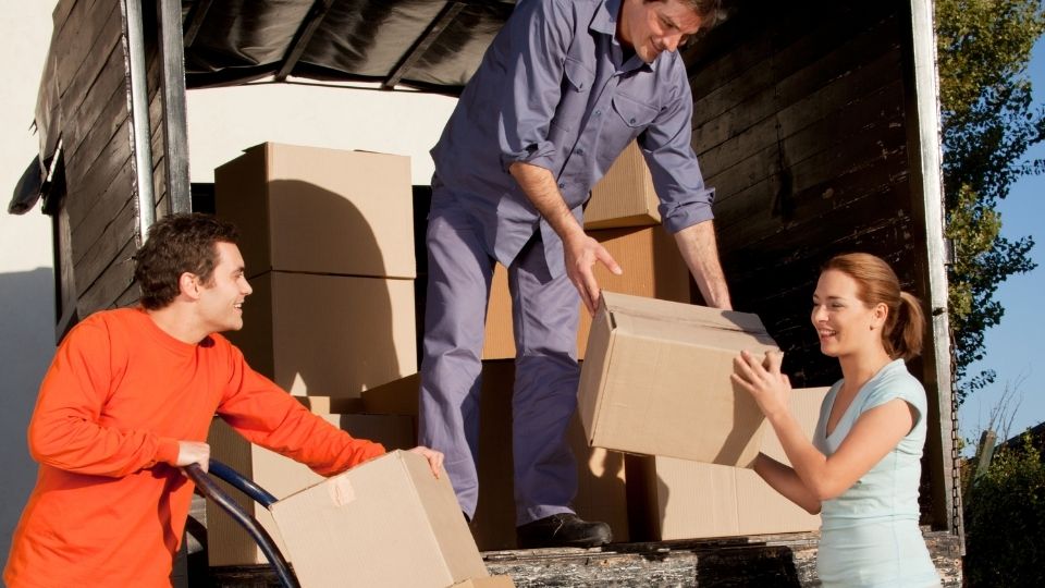 Déménagement avec camion en famille