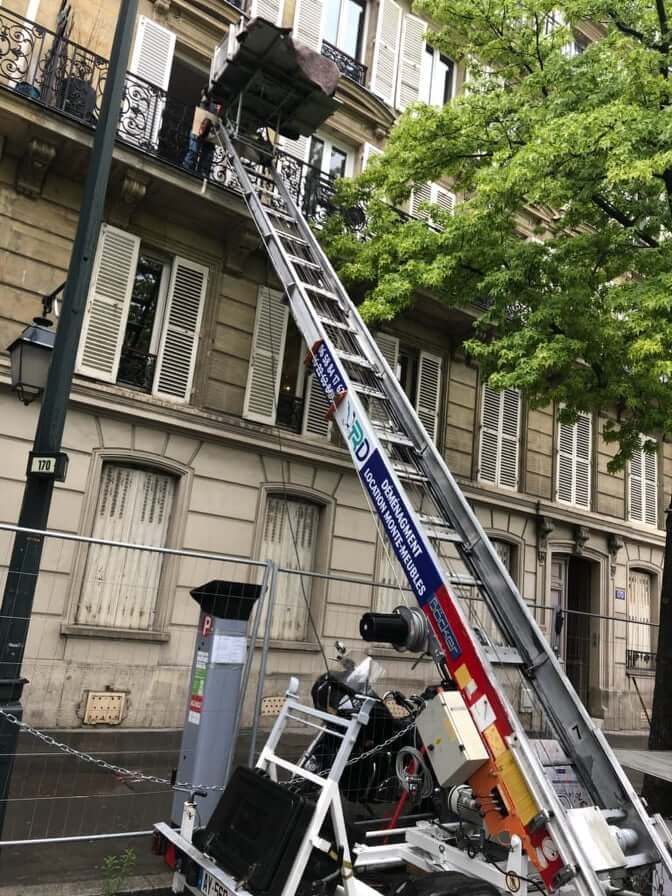 Descendre les meubles avec un monte meuble